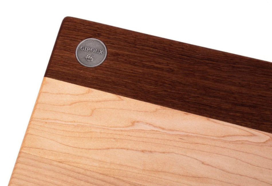 Petite planche à découper en sapele et érable (à plat)